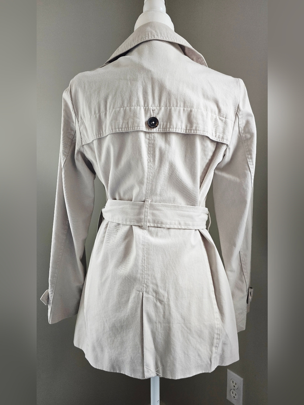 Classic Women's Beige Double-Breasted Trench Coat with Belt - Size Sm - Picture 4 of 4